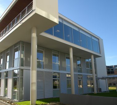 Savoir faire : mur rideaux grille - persiennes coulissantes - chassis composés